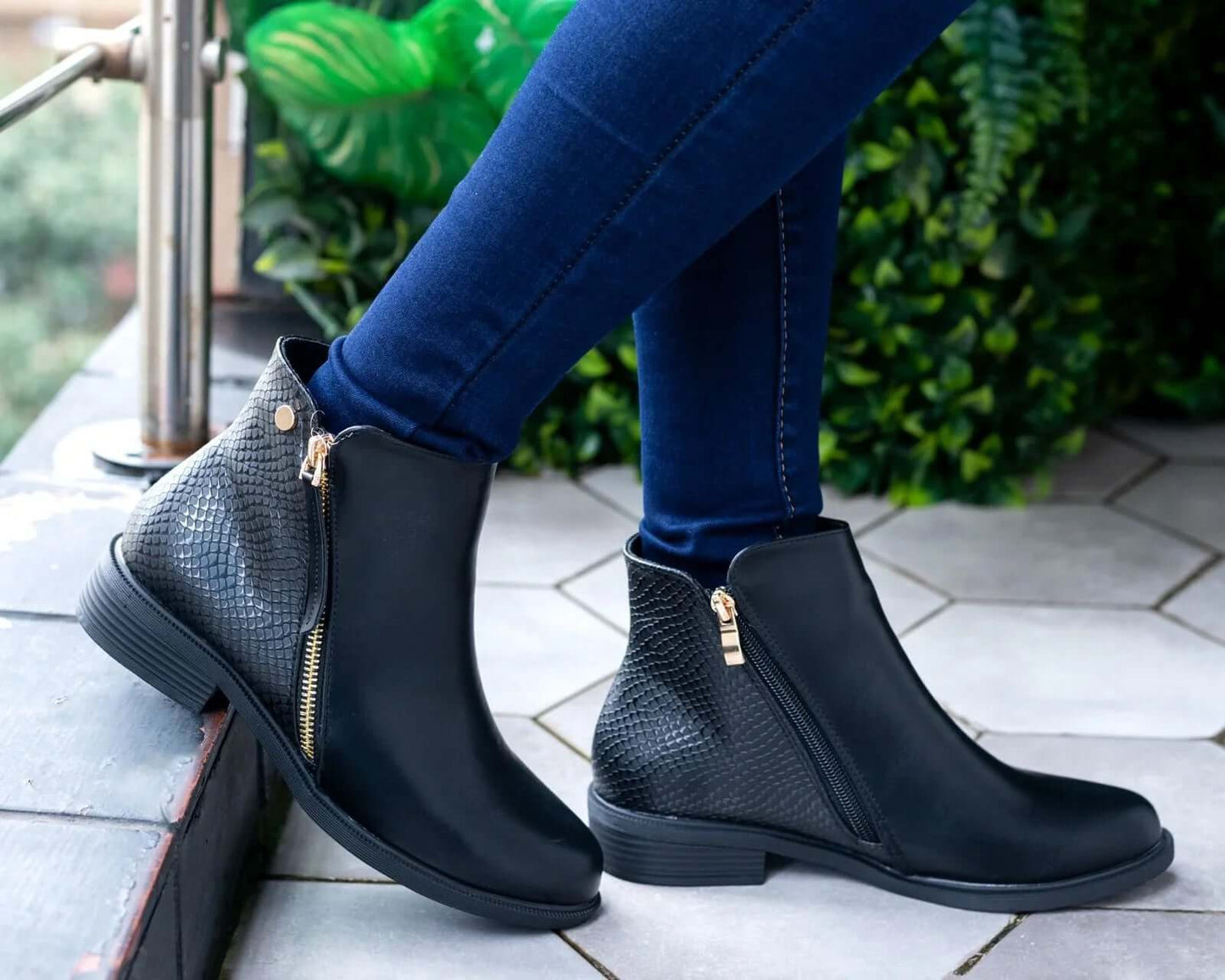 Snake Boots (Black) - Minichic collection 